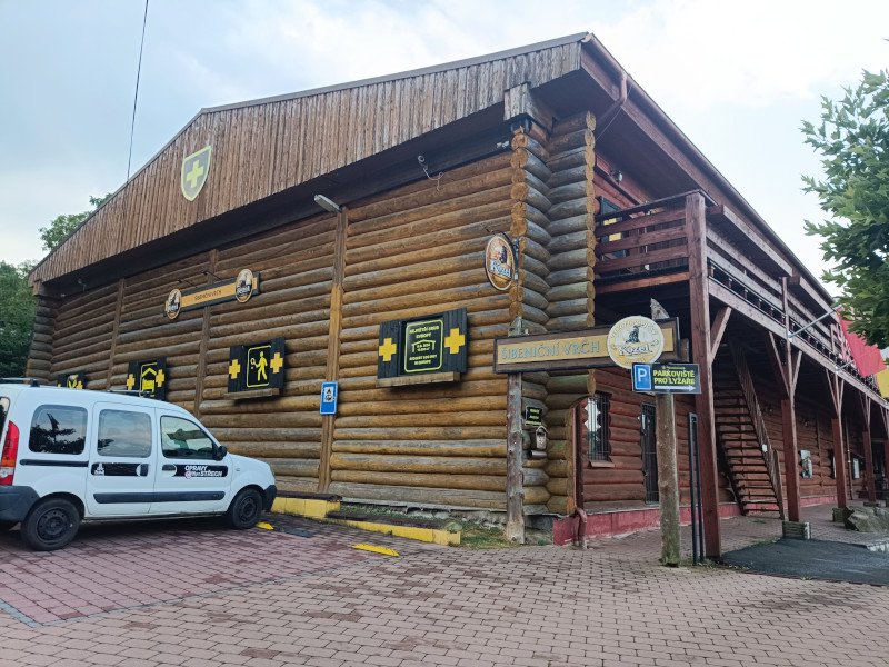       
          Největší dřevěný srub v Evropě najdete v Ladově kraji
      