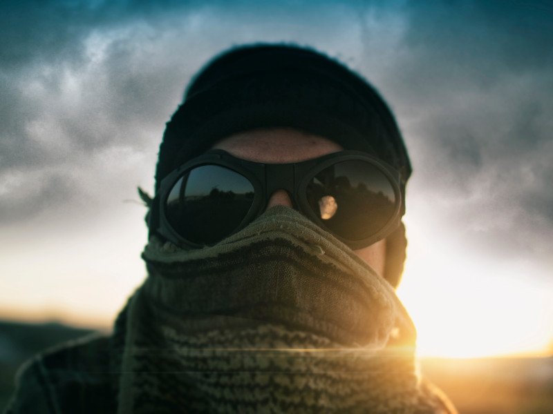       
          Brýle na očích, strach v hlavě: Jak jsme si znepřátelili slunce
      